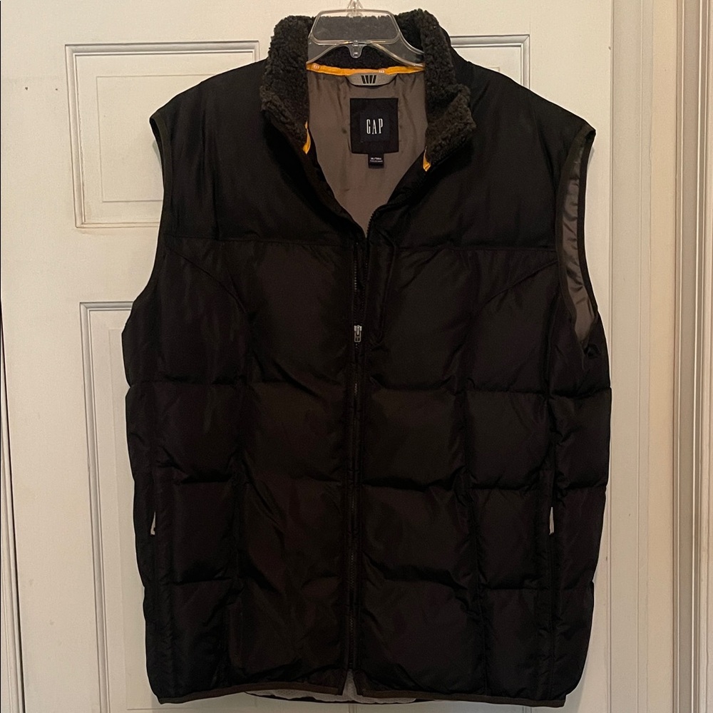 GAP Men's Dark Puffer Vest
